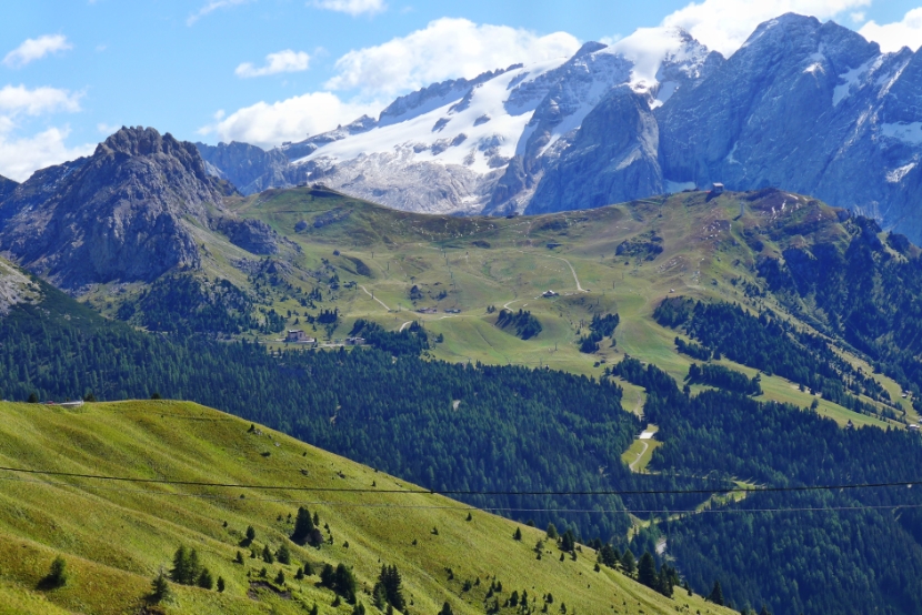 Blick vom Sellajoch zur Marmolada
